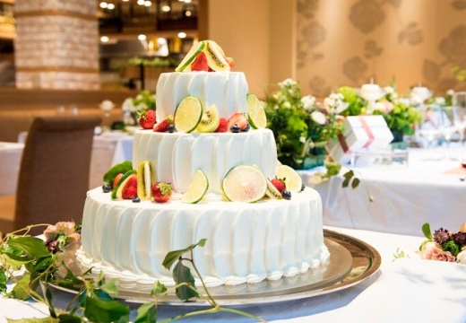 ホテルローズガーデン新宿。料理。フルーツをあしらったデザインに心ときめくウェディングケーキ