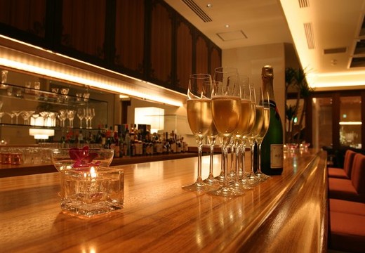L’Alliance(ラリアンス)。披露宴会場。館内にある本格的なバーでは豊富なドリンクメニューを楽しめます