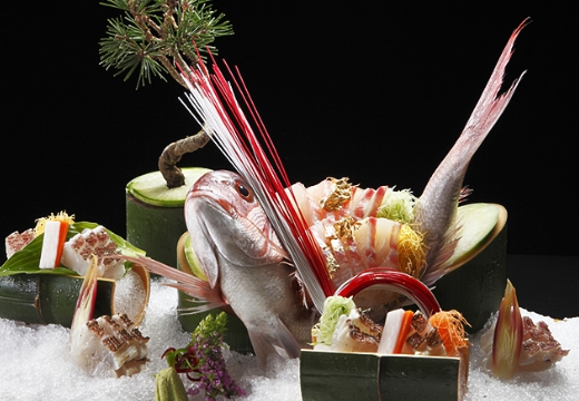 東京 芝 とうふ屋うかい。料理。豪快な鯛の姿造りや伊勢海老のお造りなど、別注文も可能