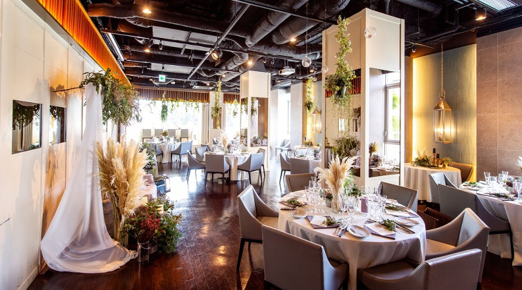 Restaurant Casita(レストラン カシータ)。ブラウンの床が格調高い雰囲気を演出する披露宴会場。貸切利用も可能なため、二部制ウェディングや1.5次会などにも最適です