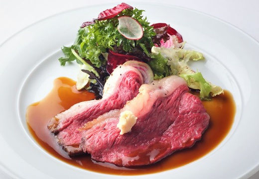 Le chic unjour(ラシック アンジュール)。料理。焼き加減やソースにもこだわりを感じられるローストビーフ
