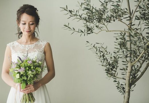 Le chic unjour(ラシック アンジュール)。挙式会場。白を基調にオリーブの木の緑が映える空間は花嫁もより美しく演出