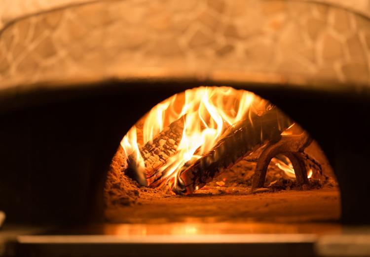 AOI NAPOLI（アオイ ナポリ）。料理。イタリア直輸入の薪窯で焼き上げるピッツァも楽しめます