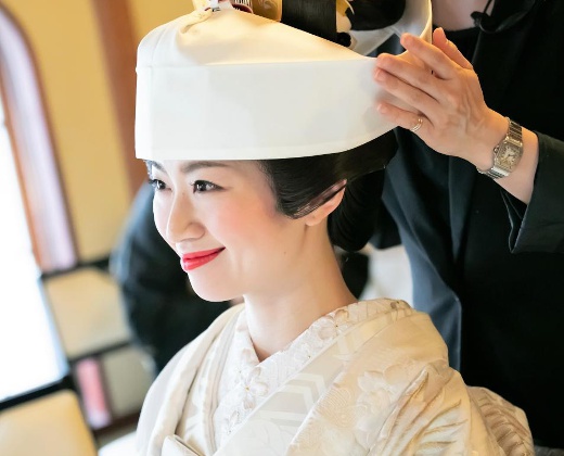 茶寮 一松。スタッフ。花嫁のヘアメイクを丁寧に仕上げてくれるスタッフ