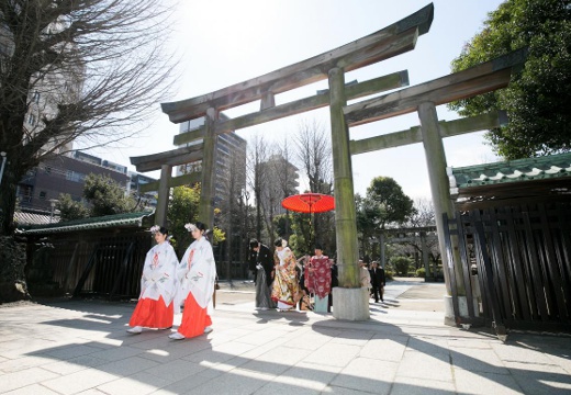 茶寮 一松。挙式会場。全員で社殿へと向かう花嫁行列が魅力的な『牛嶋神社』の神前式