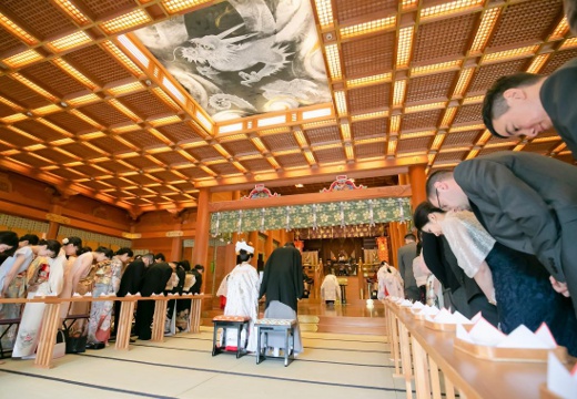 茶寮 一松。挙式会場。『湯島天満宮』では、光が差し込む明るい社殿で神前式を行えます