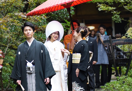 うかい鳥山。朱塗りの番傘が和の情緒を演出する人気の花嫁行列