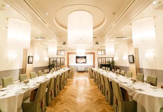 レストランひらまつ レゼルヴ。披露宴会場。晩餐会スタイルも可能。シャンデリアが上質な雰囲気を演出します
