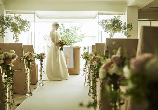 レストランひらまつ レゼルヴ。挙式会場。温かな自然光が包み込み、花嫁の美しさが引き立ちます