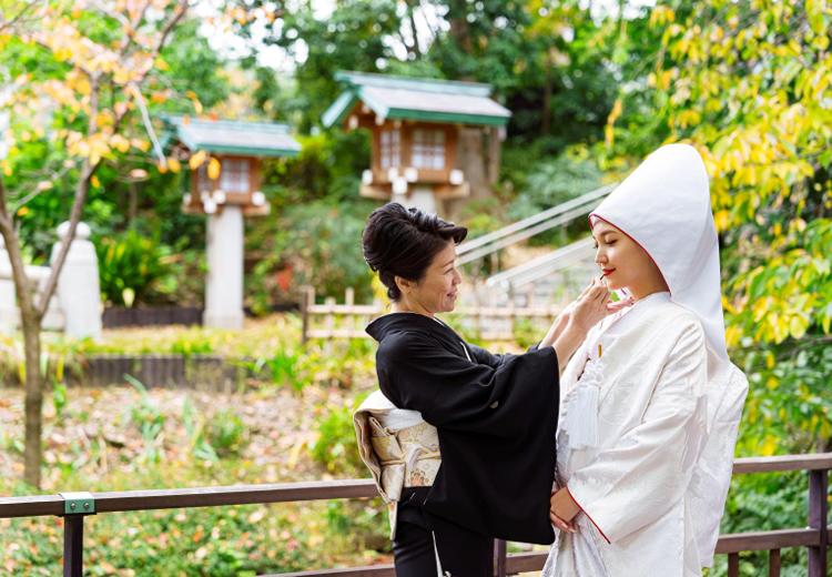 東郷神社／原宿 東郷記念館。挙式会場。緑の景色を背に行う母娘の「紅差しの儀」は美しいシーンに