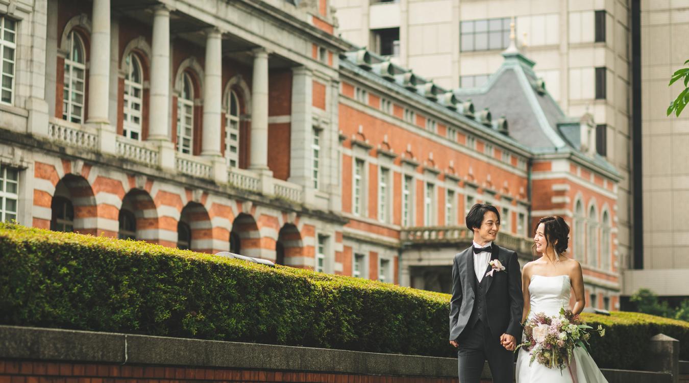 The HOSO Weddings（ザ 法曹 ウェディングズ／法曹会館）。皇居や法務省旧館も近く、結婚式にふさわしい特別感あふれるロケーション。内装は昭和レトロを感じさせるクラシカルな趣です