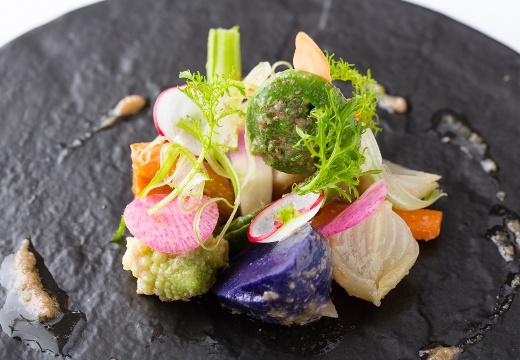 Stellato(ステラート)。料理。会場内に設けられたオープンキッチンから、タイミングよくサーブ