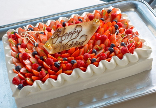 Stellato(ステラート)。料理。季節の果物をたっぷりと盛り込んだ、華やかなウェディングケーキ