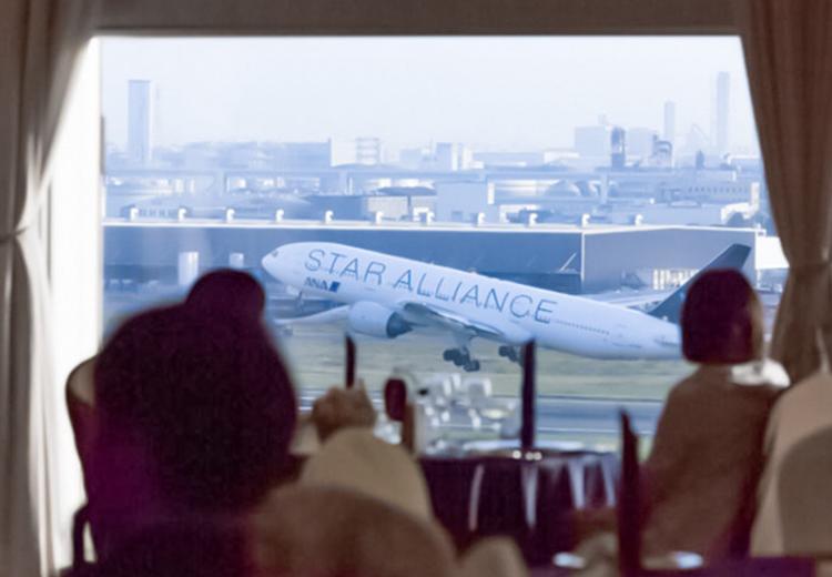 スカイウェディング羽田。披露宴会場。飛び立つ飛行機が、新たな旅立ちを迎えるふたりを祝福