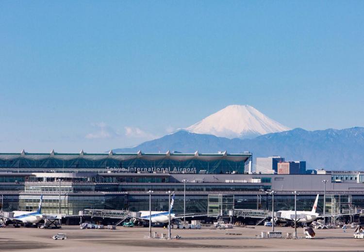 スカイウェディング羽田。披露宴会場。空気が澄んだ日には遠く富士山や南アルプスも見渡せます