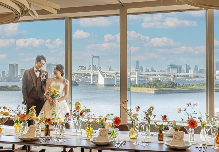 小さな結婚式 お台場店。披露宴会場。大きな窓からはレインボーブリッジなど東京湾の景色を一望