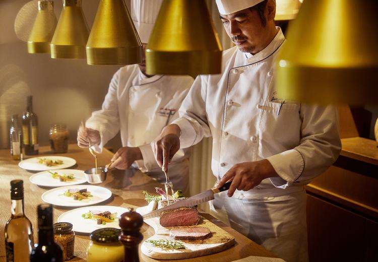 クラシカ表参道/別邸KEYAKI(別邸ケヤキ)。料理。各会場に併設するオープンキッチンから出来立てをサーブ