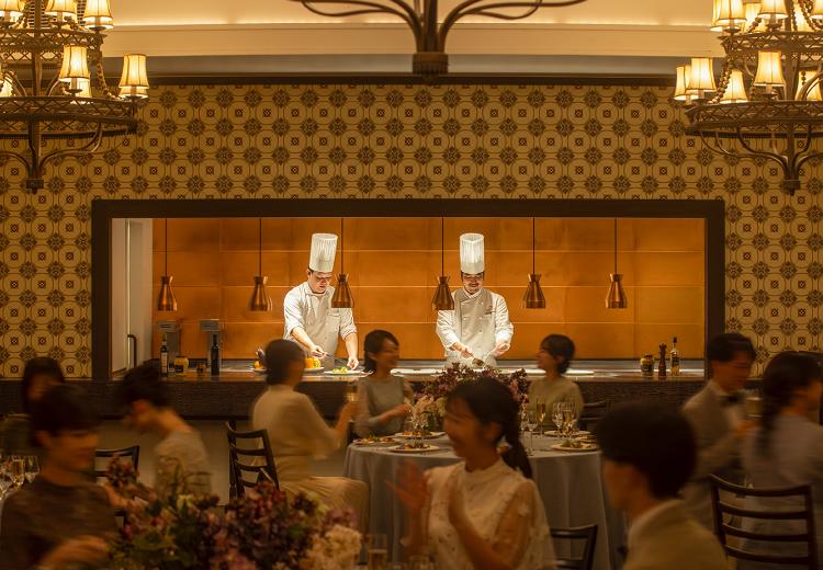 クラシカ表参道/別邸KEYAKI(別邸ケヤキ)。披露宴会場。オープンキッチンが併設し、調理風景を楽しめます