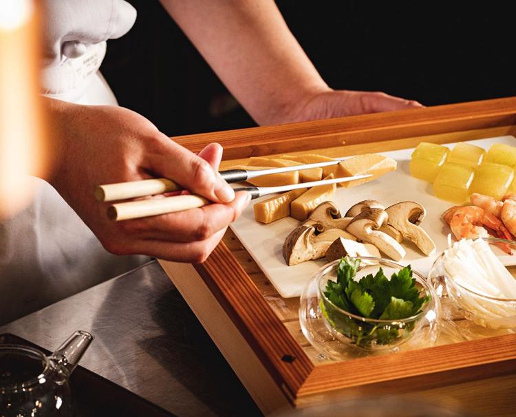 クラシカ表参道/別邸KEYAKI(別邸ケヤキ)。スタッフ。感謝の思いがゲストへ伝わるよう丁寧に調理するシェフ