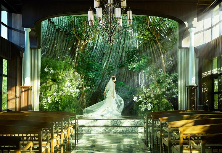 クラシカ表参道/別邸KEYAKI(別邸ケヤキ)。挙式会場。木や天然石があしらわれた芸術的な祭壇にも注目