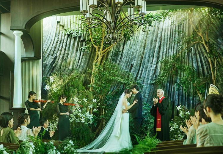 クラシカ表参道/別邸KEYAKI(別邸ケヤキ)。挙式会場。ふたりを祝福するかのように明るい自然光が降り注ぎます