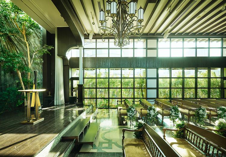 クラシカ表参道/別邸KEYAKI(別邸ケヤキ)。挙式会場。窓の外に広がる竹林の緑が、純白のドレスを際立たせます