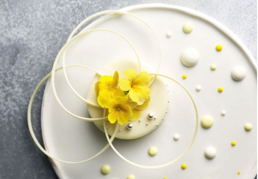 ザ リュクス 銀座（THE LUXE GINZA）。料理。芸術品のように美しいデザート。デザートビュッフェも可能です