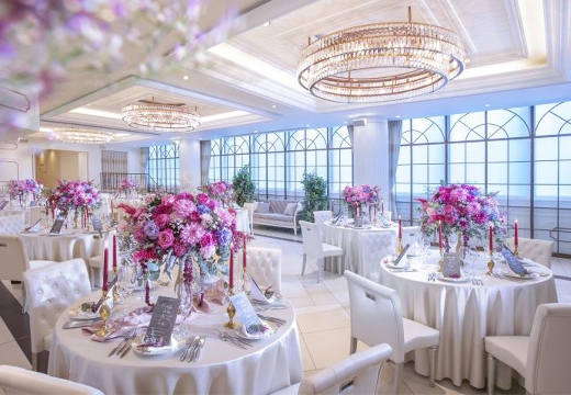 ザ リュクス 銀座（THE LUXE GINZA）。披露宴会場。シャンデリアがきらめく『シャンゼリゼ アベニュー』