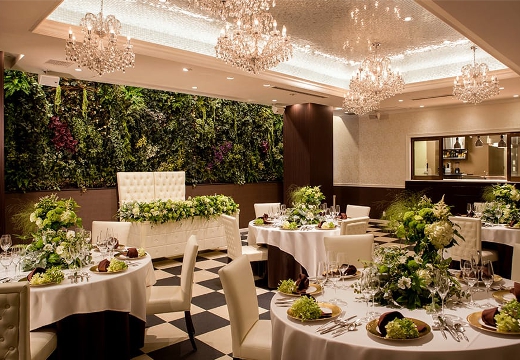 ザ リュクス 銀座（THE LUXE GINZA）。披露宴会場。緑が美しいレストラン『ANNOREVE』は最大60名まで