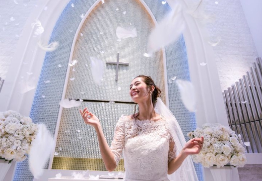 ザ リュクス 銀座（THE LUXE GINZA）。挙式会場。神秘的な雰囲気に包まれるフェザーシャワーの演出