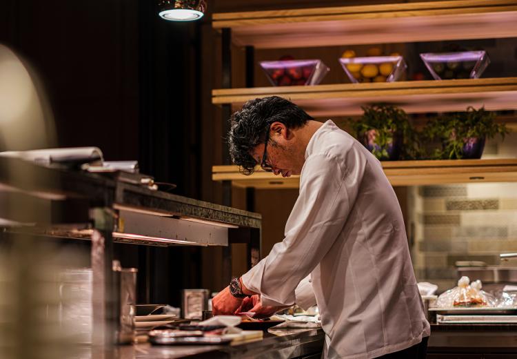 目白の森 メーヤー・ライニンガー。料理。ゲストが笑顔になるようにと真心込めて調理するシェフ