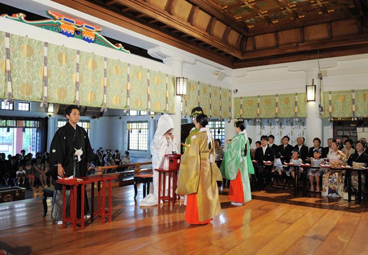 日枝神社結婚式場（日枝あかさか）。古式ゆかしい儀式を通じてふたりの結婚を祭神の前で奉告します