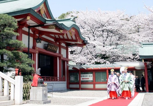 日枝神社結婚式場（日枝あかさか）。挙式会場。巫女の案内で親族とともに神殿まで歩む、参進の儀