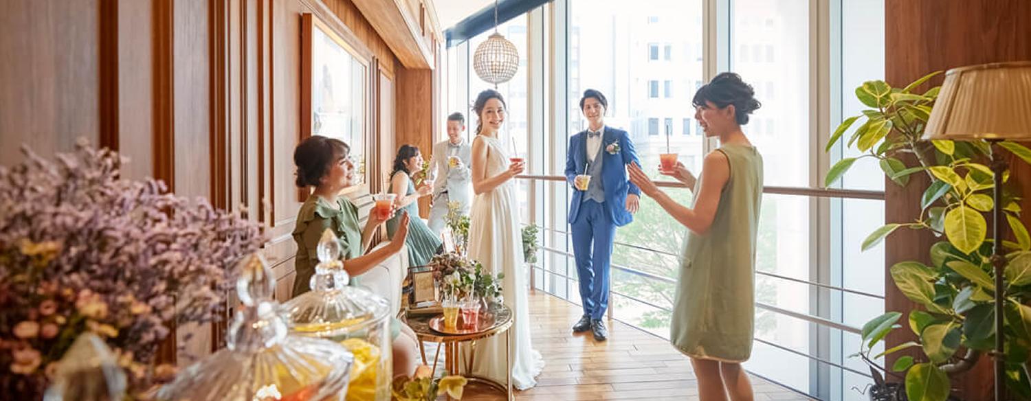 小さな結婚式 表参道店。演出・小物。ロビーではウェルカムドリンクを用意して、ゲストとのカジュアルな時間を楽しむのもおすすめです