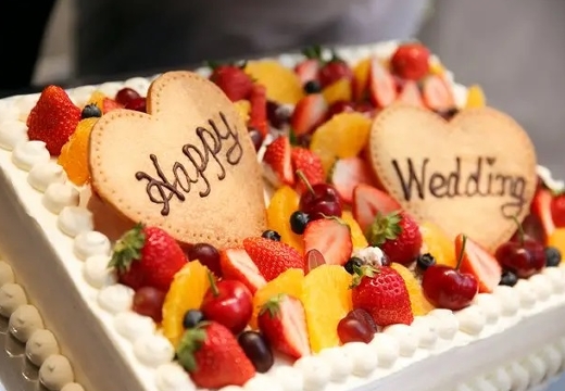 小さな結婚式 表参道店。料理。季節のフルーツをたっぷりと乗せた華やかなウェディングケーキ