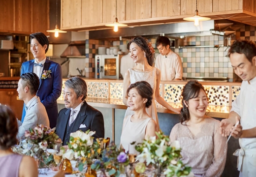 小さな結婚式 表参道店。披露宴会場。レストランなので出来立ての料理をすぐに振る舞えるのも魅力