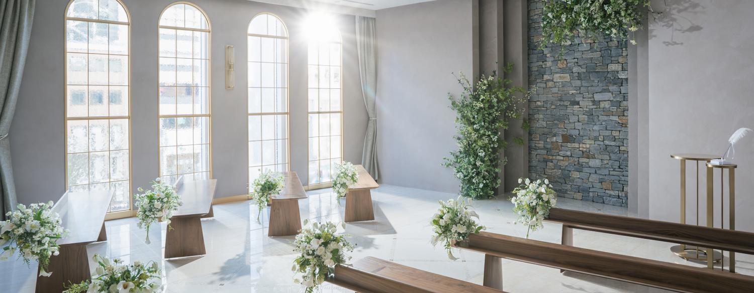 小さな結婚式 表参道店。挙式会場。チャペルは最大32名まで収容可能。ホワイトと木目を基調とした上質ながらも温かみを感じる空間です