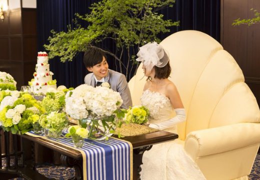嘉ノ雅茗渓館(かのびめいけいかん)。披露宴会場。心地良いソファーの高砂席に座って、優雅なひと時を楽しめます