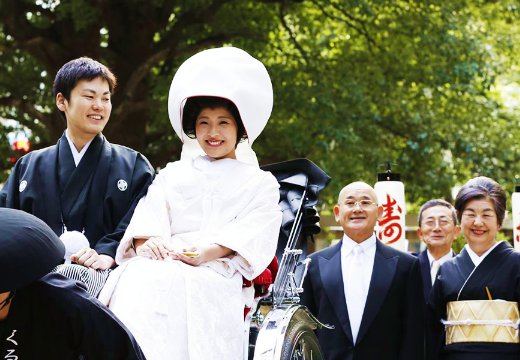 嘉ノ雅茗渓館(かのびめいけいかん)。挙式会場。晴れやかな気持ちで結婚式場までの道のりを進む花嫁行列
