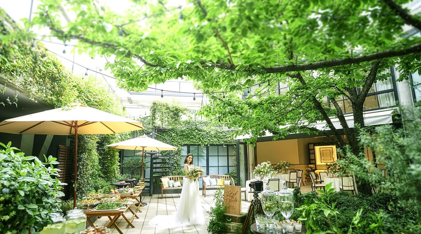 パラッツォ ドゥカーレ 麻布。緑豊かなガーデンや屋外チャペルは、都心にいることを忘れさせてくれる開放感。リラックスした結婚式が叶います