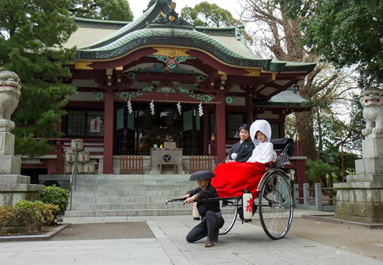葛西神社。縁起の良い鶴の絵が描かれた手造り人力車による演出が実現