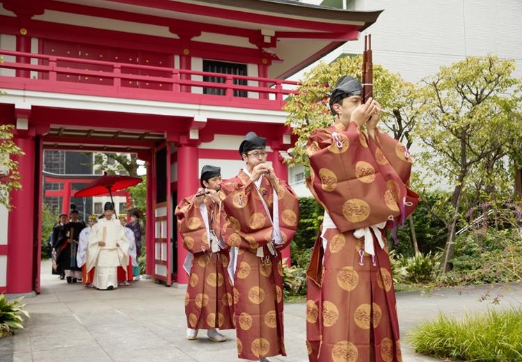 成子天神社。参進の儀では雅楽の生演奏が響き渡り厳かな雰囲気を演出