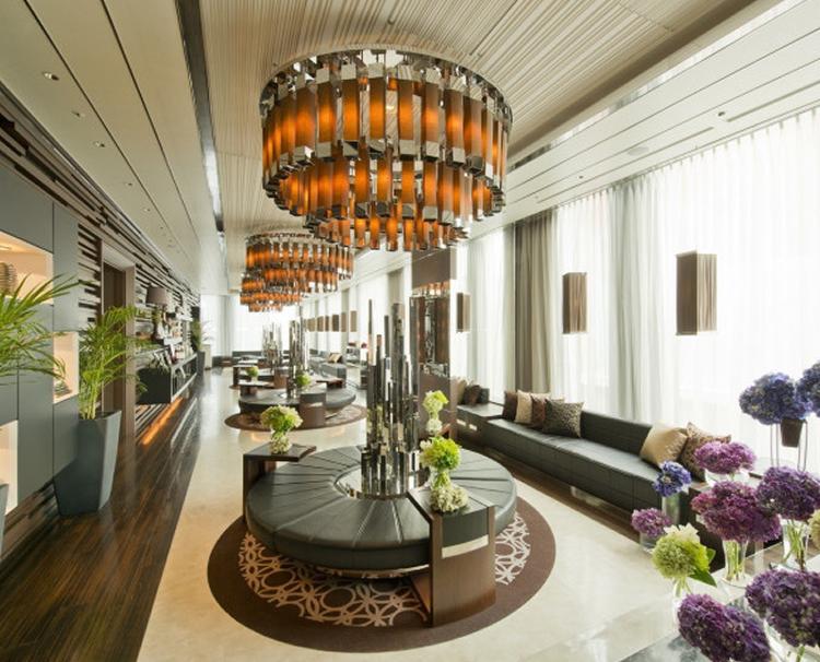 ルクリアモーレ銀座。アクセス・ロケーション。モダンなデザインのインテリアが目を引く、寛ぎのロビーを併設