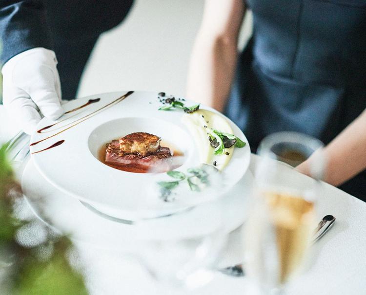 ルクリアモーレ銀座。スタッフ。食事の進行に合わせて素早く料理を運んでくれるサービススタッフ