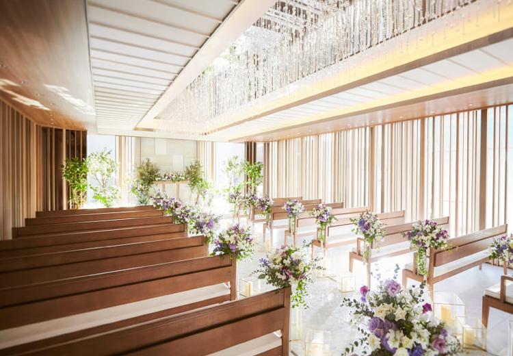 ルクリアモーレ銀座。挙式会場。天井に煌めくクリスタルが、花嫁の存在をより一層際立たせます