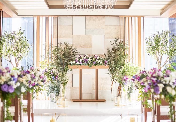 ルクリアモーレ銀座。挙式会場。やわらかな自然光が注がれる祭壇で、ふたりは誓いを交わします