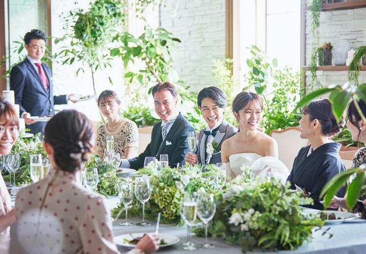 ルクリアモーレ汐留。披露宴会場。日の光が館内に注がれ、花嫁をより美しく演出します