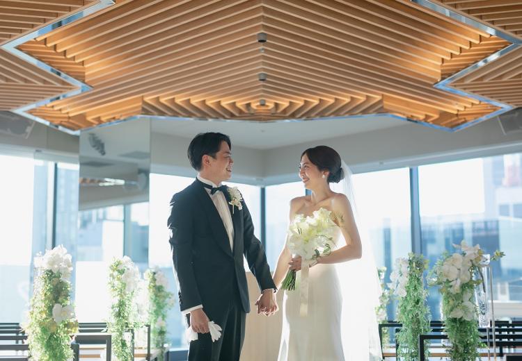 THE GRAND GINZA(ザ グラン銀座)。挙式会場。自然光がたっぷりと差し込み、花嫁をやさしく包み込みます