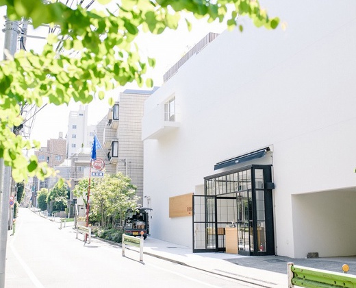 ENEKO Tokyo(エネコ東京)。アクセス・ロケーション。真っ白でスタイリッシュな外観が目を引く結婚式場です