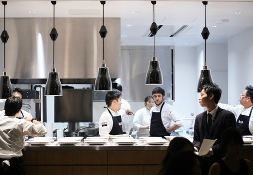 ENEKO Tokyo(エネコ東京)。料理。オープンキッチンから、豊かな香りと共にサーブされます